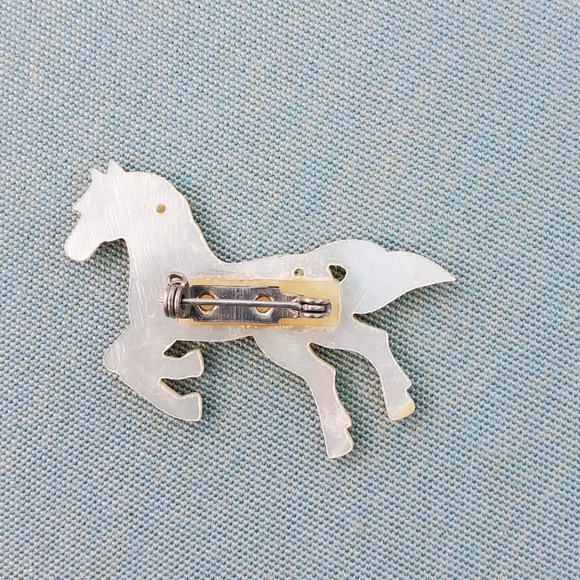 Mother of Pearl horse brooch. - Picture 2 of 2